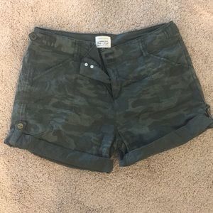Sanctuary Roll Cuff Shorts in Camo